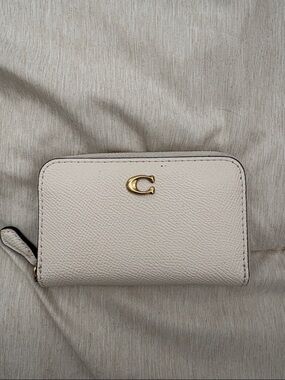 Coach Small Pebbled Leather Zip Wallet in Chalk